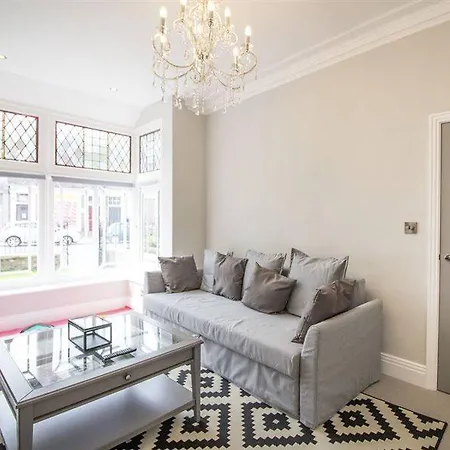 Fantastic 4 5 Bed Family Mins From Centre *